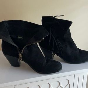 Ankle boot with fringe